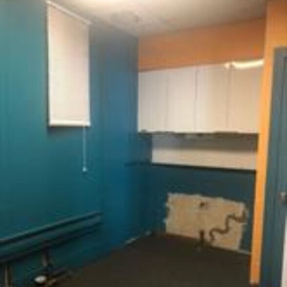 More Photos Of 1-23 Coventry Shoppers Park, Coventry Storefront For Lease