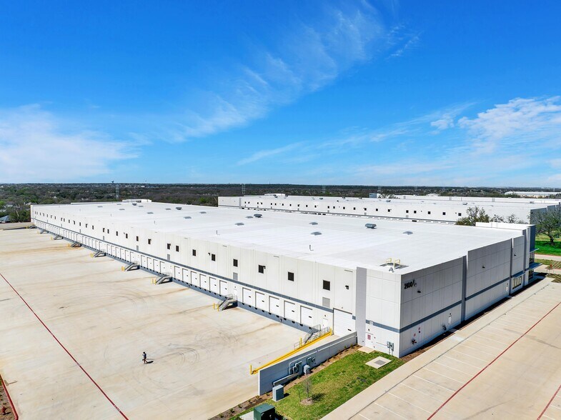 More Photos Of 2100 Chisholm Trail Rd, Round Rock Distribution For Lease