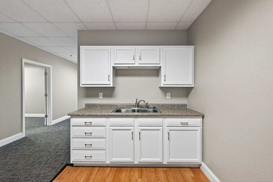 More Photos Of 1063-1123 Weir Dr, Woodbury Medical For Sale