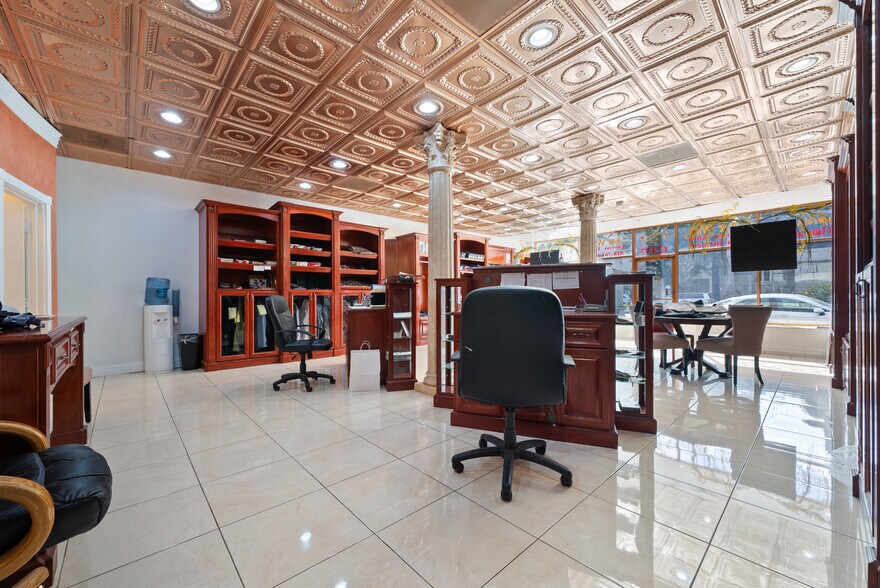 More Photos Of 12437 Ventura Blvd, Studio City Storefront For Lease