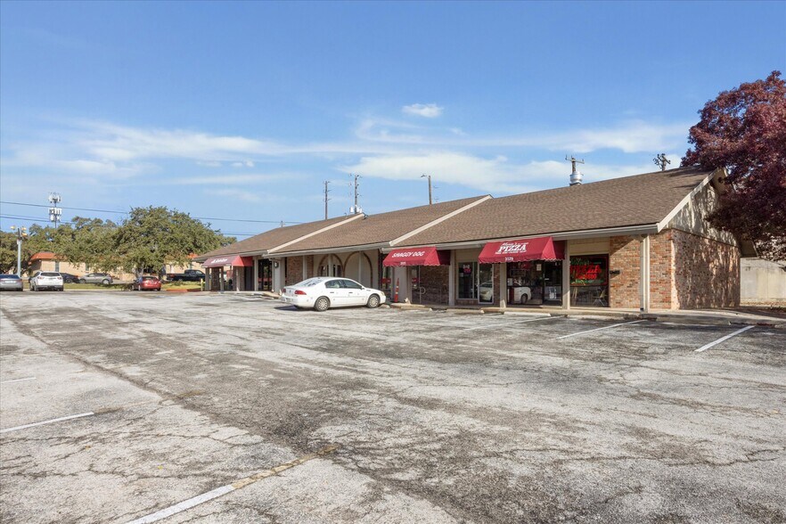More Photos Of 3529-3539 Oakgate Dr, San Antonio Freestanding For Lease