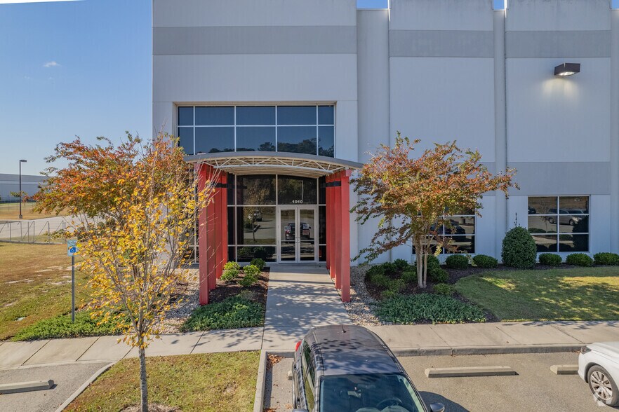 More Photos Of 1010 CenterPoint Dr, Suffolk Distribution For Lease
