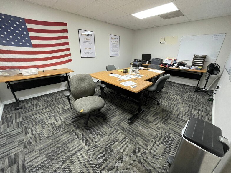 More Photos Of 3306 Waterfield Rd, Lakeland Warehouse For Lease