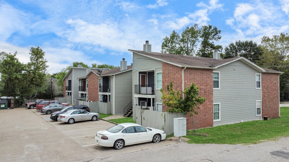 More Photos Of 214 Longstreet Rd, Willis Apartments For Sale