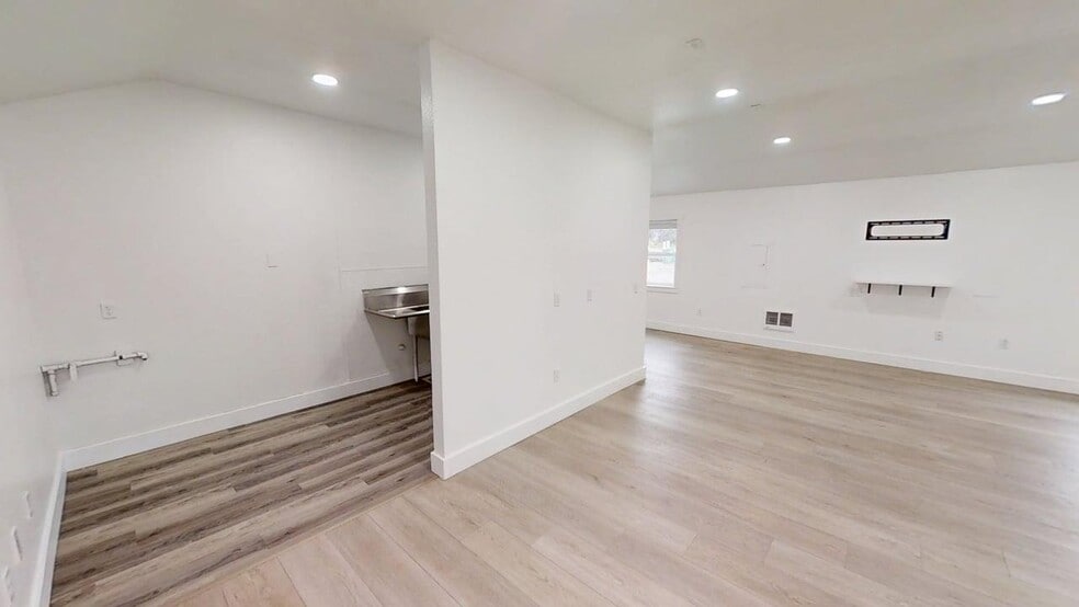 More Photos Of 11518 NE Sandy Blvd, Portland Apartments For Lease