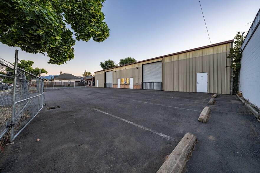 More Photos Of 729 Welch St, Medford Warehouse For Sale