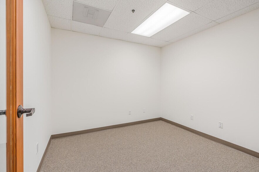 More Photos Of 4572 Telephone Rd, Ventura Warehouse For Lease