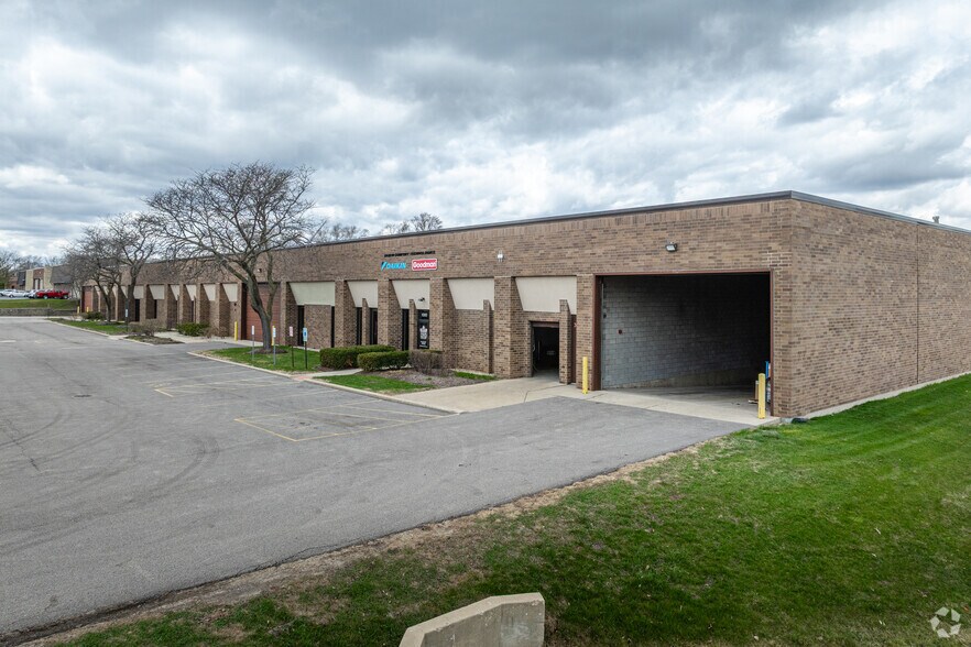 More Photos Of 1040-1060 High St, Mundelein Warehouse For Lease