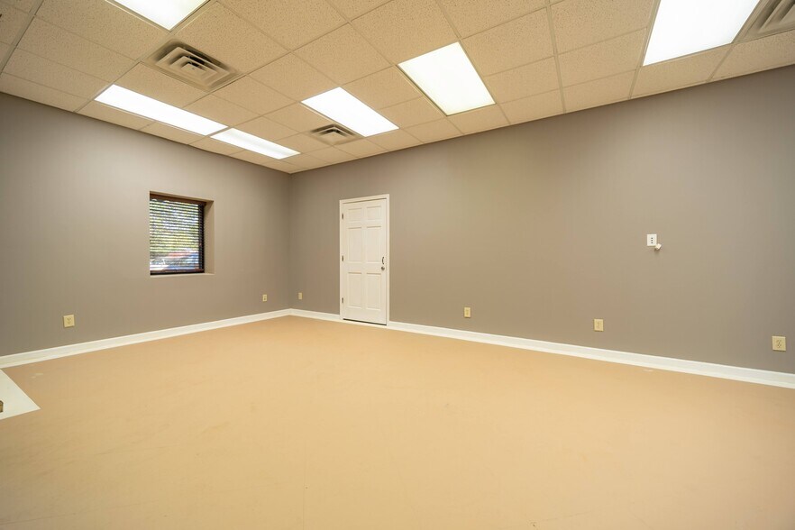 More Photos Of 555 Columbia Dr, Carrollton Office For Lease