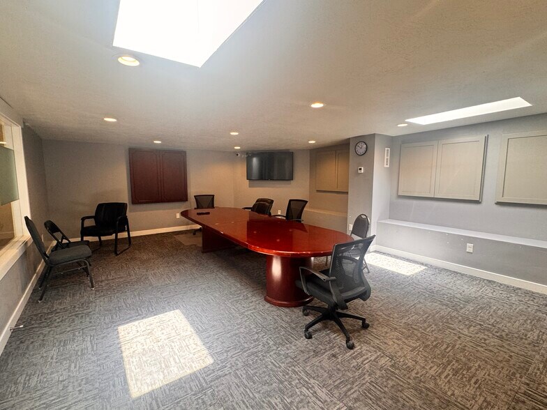 More Photos Of 518-540 S Commerce Dr, Orem Warehouse For Lease