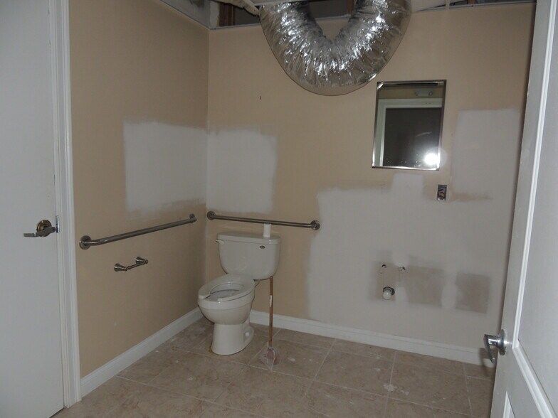 More Photos Of 171 Daniel Webster Hwy, Belmont Storefront Retail Office For Lease