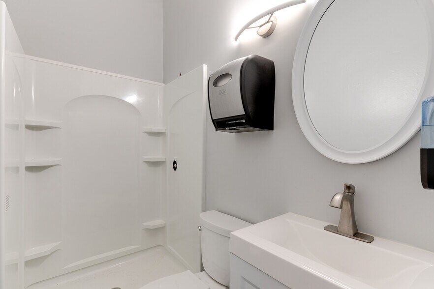 More Photos Of 424 E Grace St, Richmond Bank For Lease