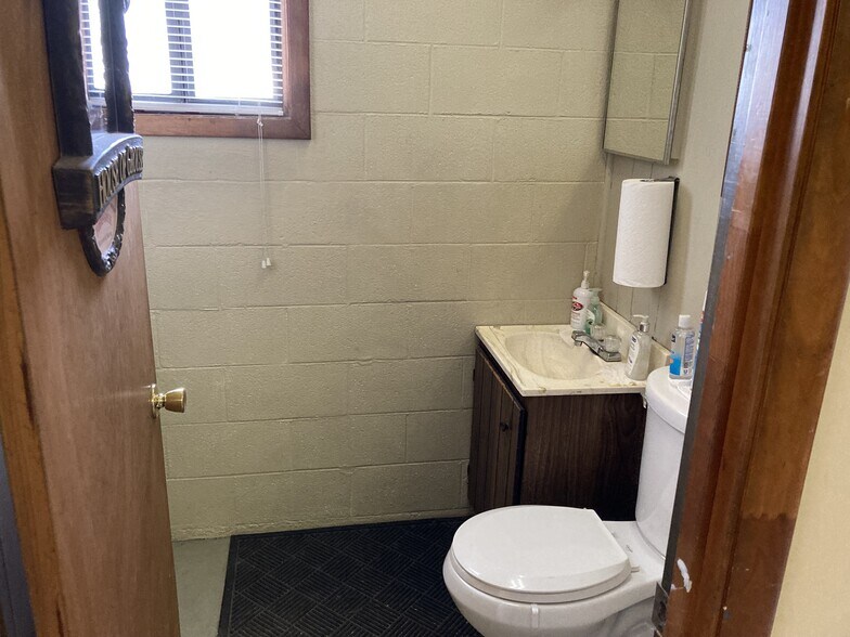 More Photos Of 1619 9th St Se, Roanoke Auto Repair For Lease