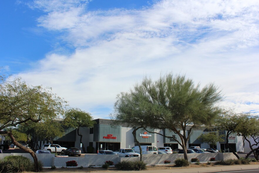 More Photos Of 15955 N Dial Blvd, Scottsdale Light Distribution For Lease