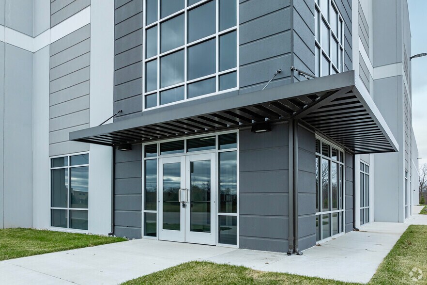 More Photos Of 32250 Smith Rd, Romulus Warehouse For Lease