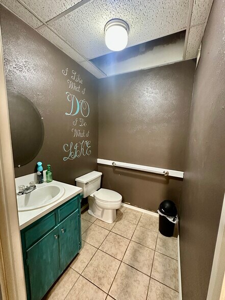 More Photos Of 3509 McNiel Ave, Wichita Falls Flex For Lease