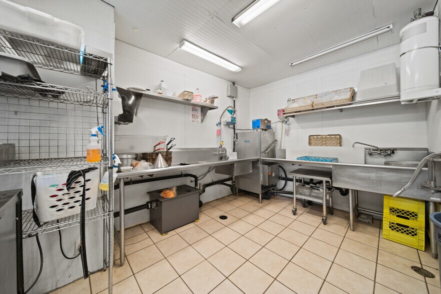 More Photos Of 7439 Frontier St, Pemberton Restaurant For Sale