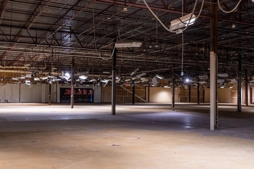 More Photos Of 2000 S Expressway 83, Harlingen Department Store For Lease