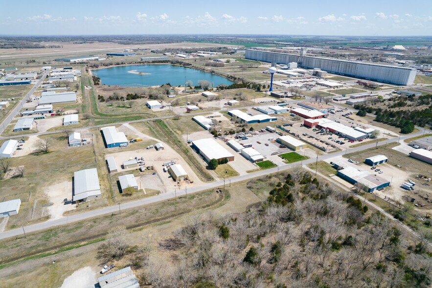 More Photos Of 1302 N Grand St, Hutchinson Flex For Lease