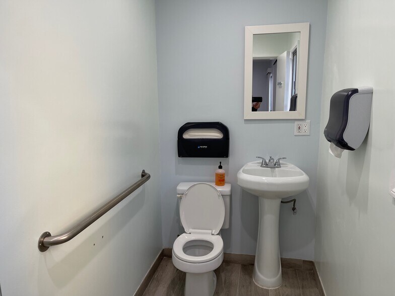 More Photos Of 10866 Riverside Dr, North Hollywood Hospital For Lease