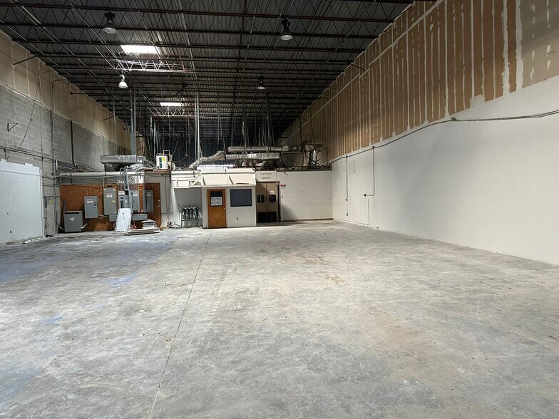 More Photos Of 9208 Palm River Rd, Tampa Warehouse For Lease