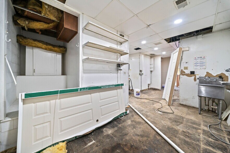 More Photos Of 1900 Tamarack Cir S, Columbus Fast Food For Lease
