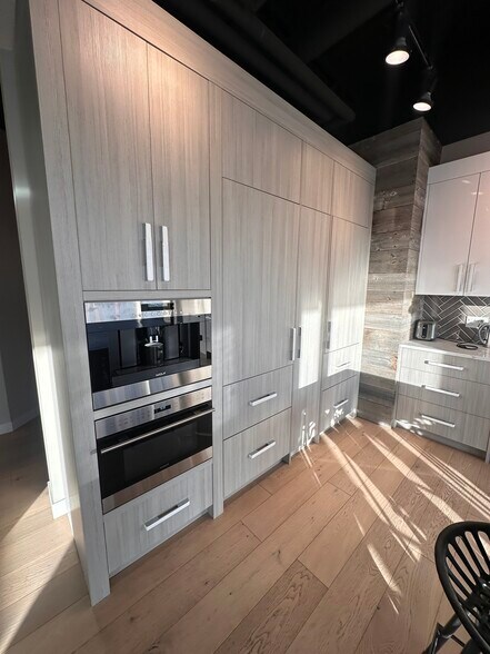 More Photos Of 3223 5 Av NE, Calgary Office For Sale