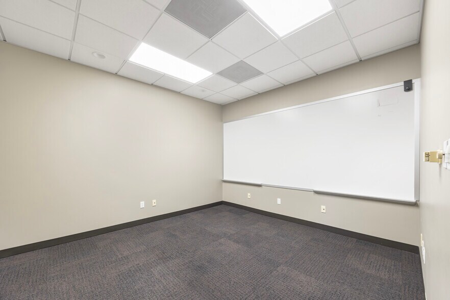 More Photos Of 1615 Commerce Pky, Bloomington Office For Lease