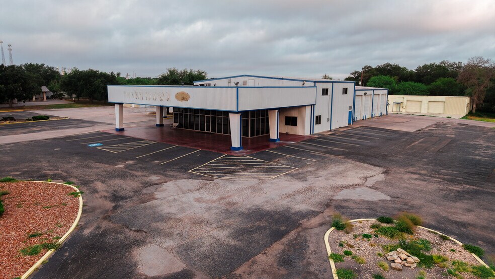 More Photos Of 905 N Harborth Ave, Three Rivers Auto Dealership For Sale