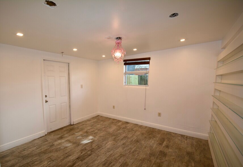 More Photos Of 16921 NE 6th Ave, North Miami Beach Office For Sale