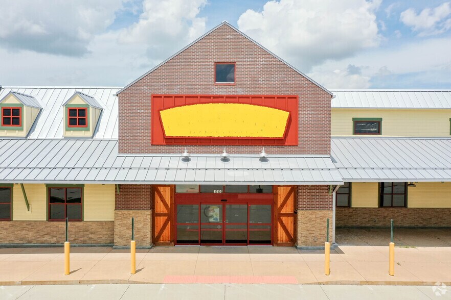 More Photos Of 17550 Gold Plz, Omaha Supermarket For Lease