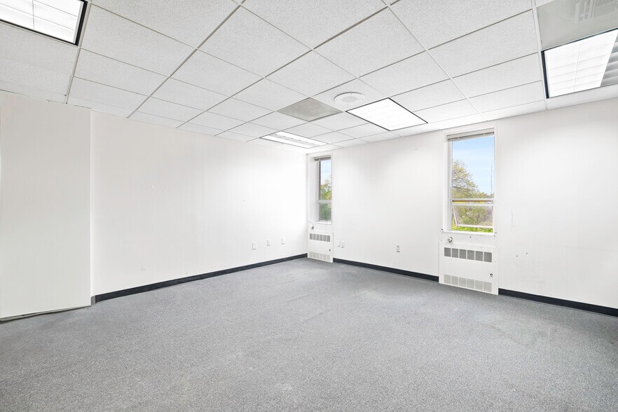 More Photos Of 3715 Main St, Bridgeport Medical For Lease