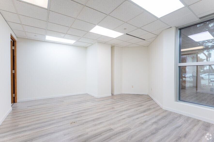 More Photos Of 5500 N Service Rd, Burlington Coworking Space