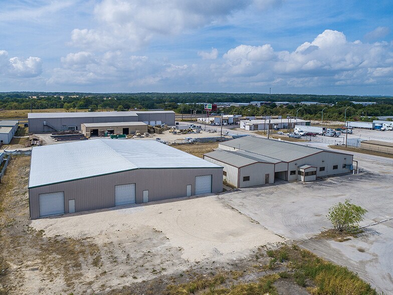 More Photos Of 108 McNutt Rd, Hutto Warehouse For Lease