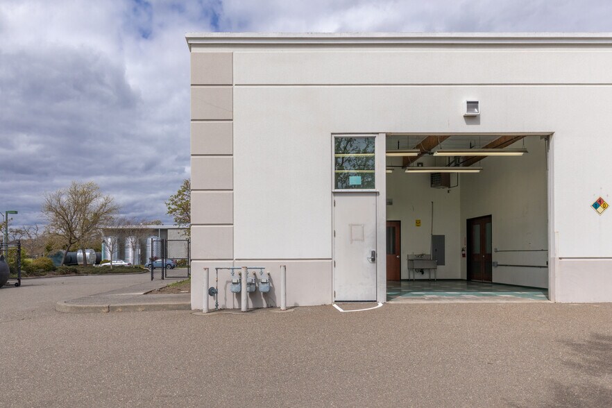 More Photos Of 600 American Way, Windsor Warehouse For Lease