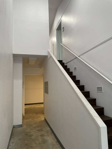 More Photos Of 2118 Mannix Dr, San Antonio Showroom For Sale