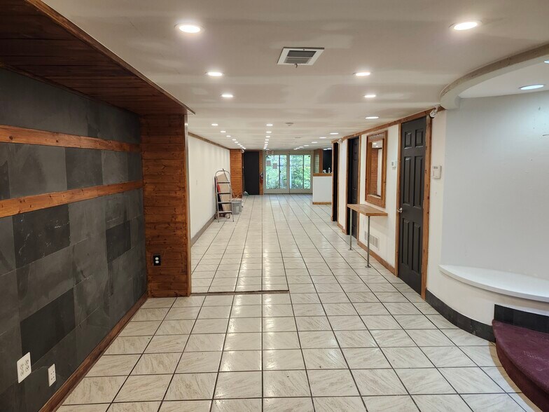 More Photos Of 730 N Old Woodward Ave, Birmingham Storefront Retail Office For Lease