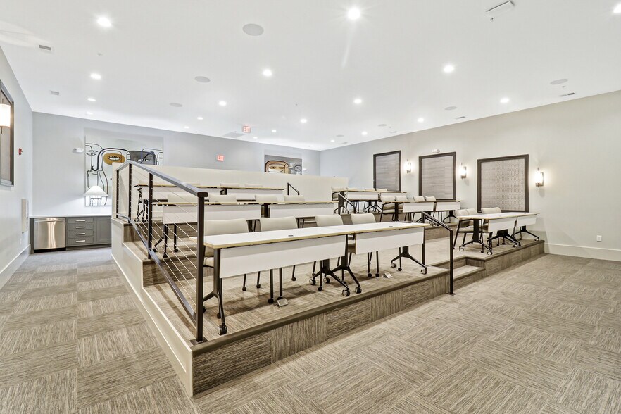 More Photos Of 10 Park Ln, Hilton Head Island Office For Sale