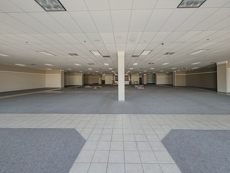 More Photos Of 640 E Washington Ave, Ashburn Freestanding For Sale