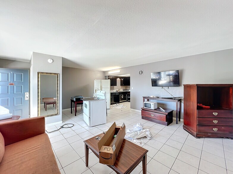 More Photos Of 307 E Vine St, Kissimmee Hotel For Sale