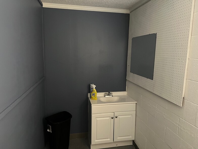 More Photos Of 1625 N US Highway 29, Salisbury Flex For Sale