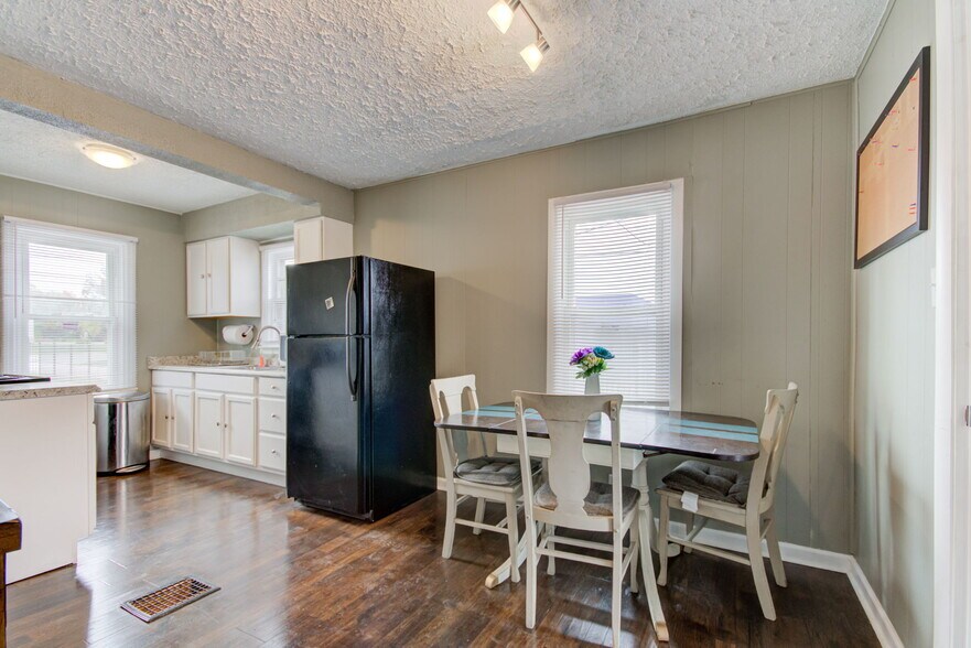 More Photos Of 4451 Old Allisonville Rd, Indianapolis Office For Sale