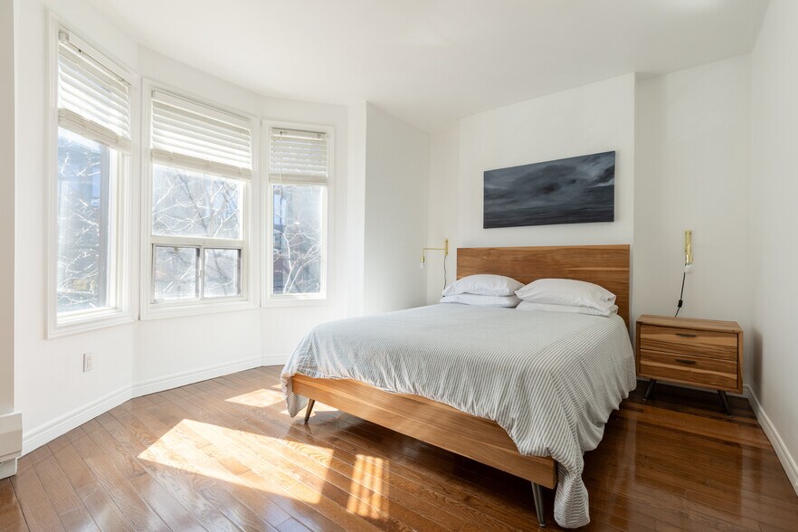 More Photos Of 872 College St, Toronto Storefront Retail Residential For Sale