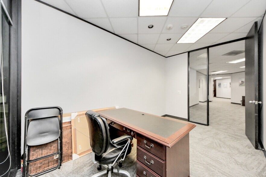 More Photos Of 6100 Corporate Dr, Houston Office For Sale