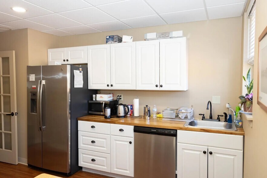 More Photos Of 155 Main St, Manchester Office For Sale