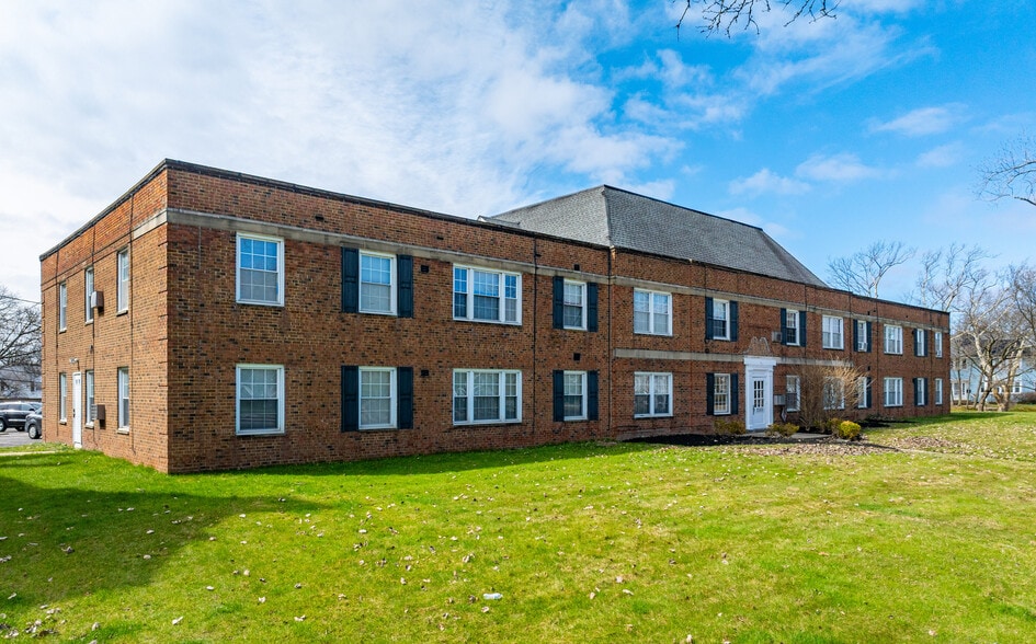 Primary Photo Of 15500 Van Aken, Shaker Heights Apartments For Sale