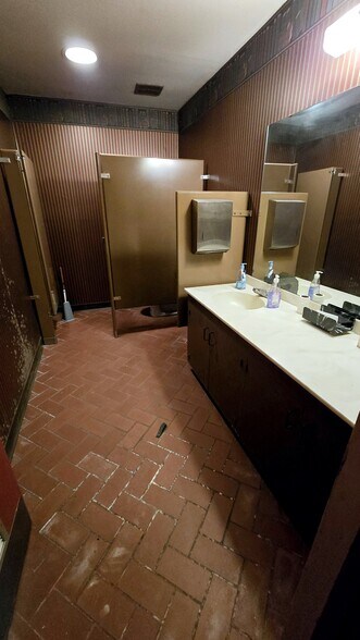 More Photos Of 701 Oakland Ave, Helena Storefront Retail Office For Sale