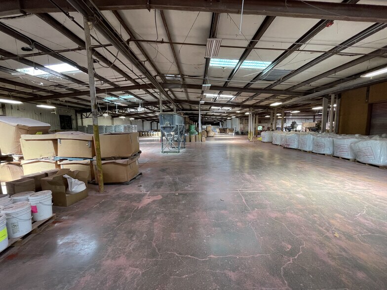 More Photos Of 1129 S Chattanooga St, LaFayette Warehouse For Sale