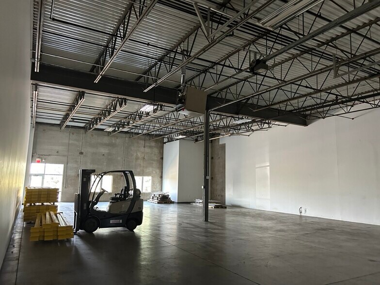More Photos Of 720 N Heartland Dr, Sugar Grove Warehouse For Lease