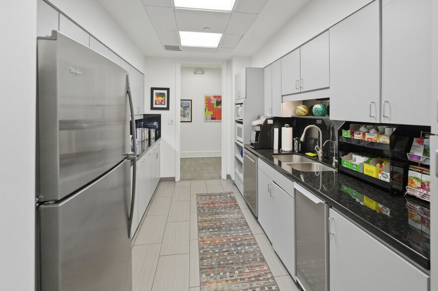 More Photos Of 220 Sunrise Ave, Palm Beach Office For Lease